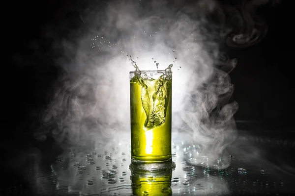 Cocktailglas stänk på mörkt tonas rökig bakgrund eller färgglada cocktail i glas. Party Club Entertainment. Blandat ljus. — Stockfoto