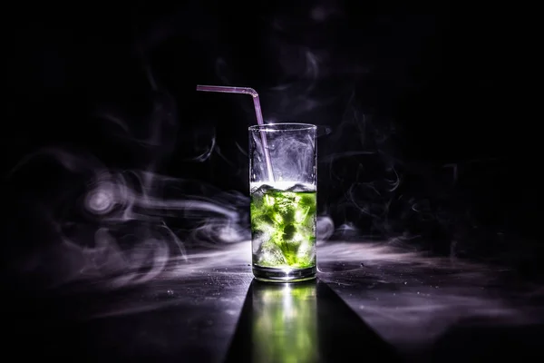 Cocktailglas auf dunkel getöntem, rauchigen Hintergrund oder farbenfroher Cocktail im Glas. Party Club Unterhaltung. gemischtes Licht. — Stockfoto