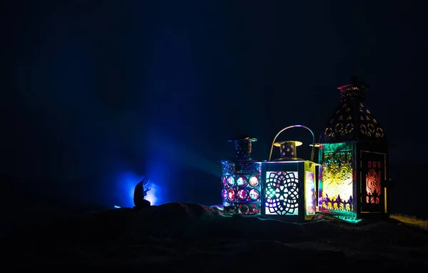 Lanterna árabe ornamental com vela acesa brilhando à noite. Cartão festivo, convite para o mês sagrado muçulmano Ramadã Kareem. — Fotografia de Stock