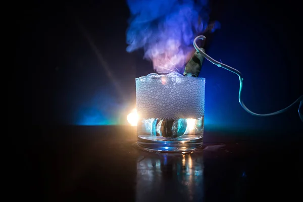 Calentador eléctrico vintage para preparar té en una taza sobre fondo nebuloso de tono oscuro. Calentar agua en un vaso después de mostaza . — Foto de Stock