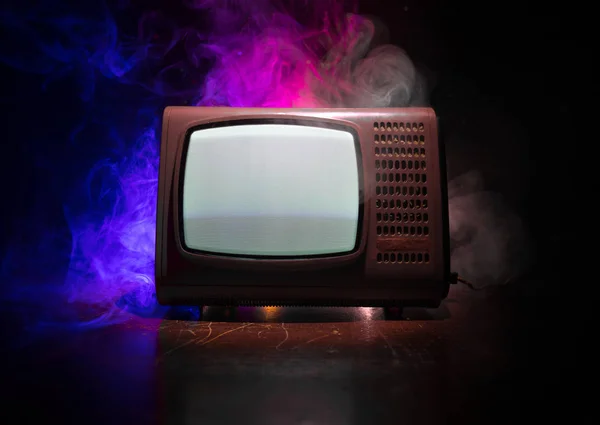 Antiguo televisor rojo vintage con ruido blanco sobre fondo nebuloso de tonos oscuros. Retro viejo receptor de televisión sin señal — Foto de Stock