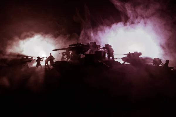 전쟁 개념. 하늘을 배경으로 전쟁의 안개 속에서 싸우고 있는 군사 실루엣, — 스톡 사진