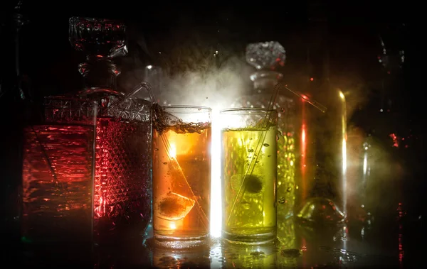 Raccolta di scatti colorati con limone al bar; set di alcolici mini cocktail sparatutto con calce ; — Foto Stock