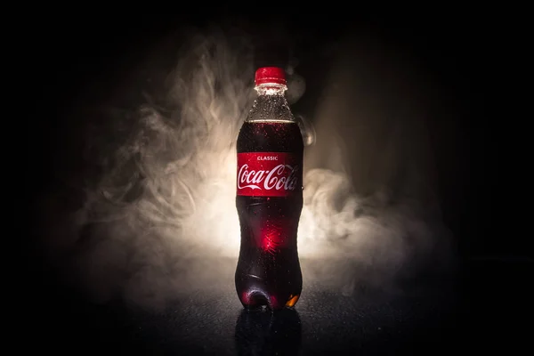 Baku, Azerbajdzsán április 20. 2018, Coca-Cola Classic műanyag palackban sötét tónusú ködös háttér. Coca Cola, Coke a legnépszerűbb szénsavas üdítőital — Stock Fotó