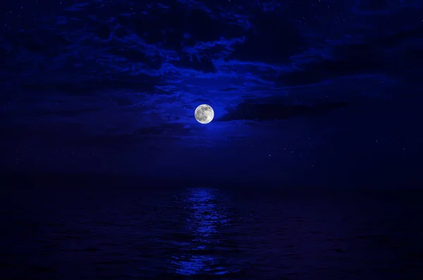 Cielo colorido con nubes y luna llena brillante sobre el paisaje marino por la noche. Serenidad naturaleza fondo — Foto de Stock