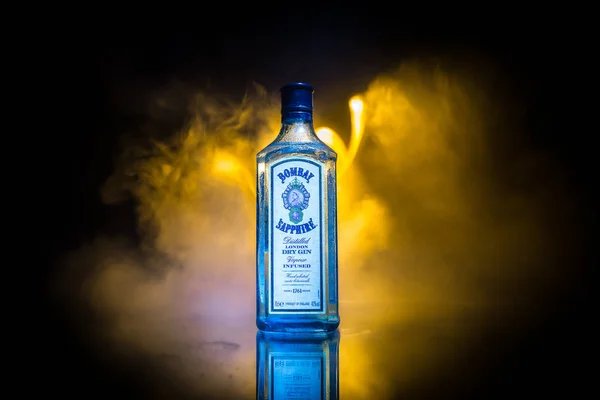 Bakoe, Azerbeidzjan-16 juni. 2019, fles Bombay Sapphire, een merk van gin verdeeld door Bacardi. — Stockfoto