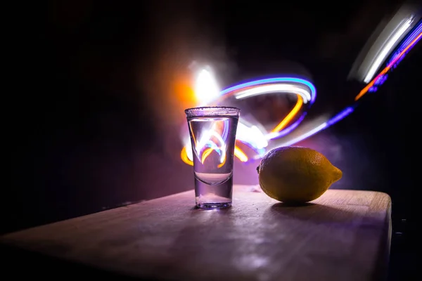 Conceito de bebida do clube. Bebida de álcool saborosa coquetel tequila com limão e sal em fundo escuro vibrante ou óculos com tequila em um bar — Fotografia de Stock