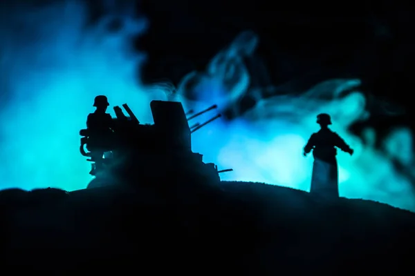 Krigskoncept. Militära silhuetter slåss scen på krig dimma himmel bakgrund, — Stockfoto