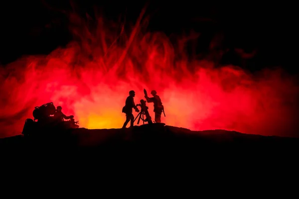 Έννοια πολέμου. Στρατιωτικές σιλουέτες σκηνή πάλης για τον πόλεμο ομίχλη ουρανό φόντο, — Φωτογραφία Αρχείου