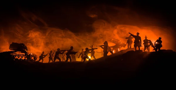 Концепція війни. Військові силуети бойова сцена на фоні військового туману неба , — стокове фото