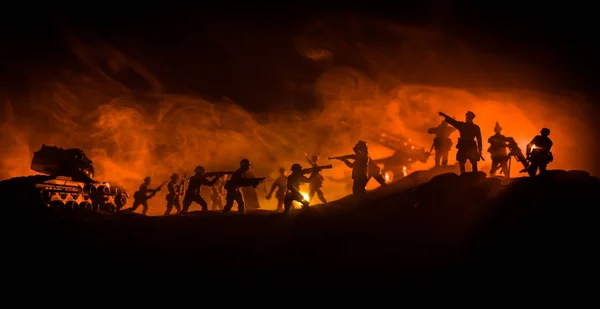 Concept de guerre. Silhouettes militaires scène de combat sur fond de brouillard de guerre ciel, — Photo