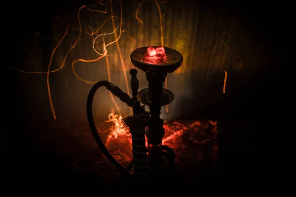 Кальян горячие угли на чаше шиши на темном туманном фоне. Стильный восточный шиша . — стоковое фото