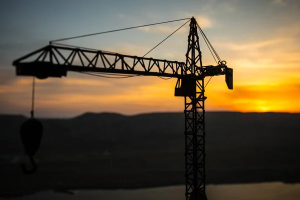 Аннотация Industrial background with construction crane silhouette over amazing sunset sky. Башня кран против вечернего неба. Промышленные горизонты — стоковое фото