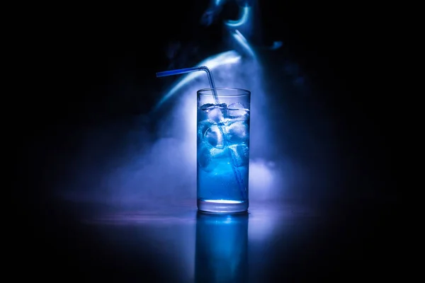 Bicchiere da cocktail spruzzato su sfondo fumé scuro o cocktail colorato in vetro. Intrattenimento da party club. Luce mista . — Foto Stock