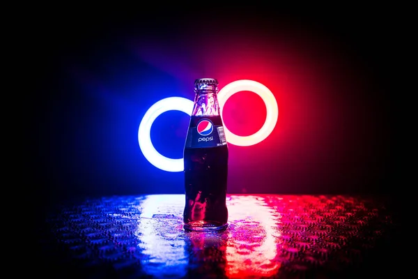 Bakoe, Azerbeidzjan-20 april 2019: Pepsi Classic in een glazen fles tegen donkere getinte mistige achtergrond. Pepsi is een koolzuurhoudende frisdrank — Stockfoto