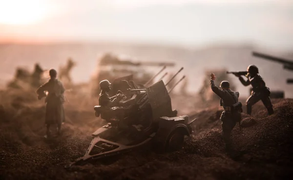 Conceito de Guerra. silhuetas militares lutando cena na guerra nevoeiro céu fundo, — Fotografia de Stock