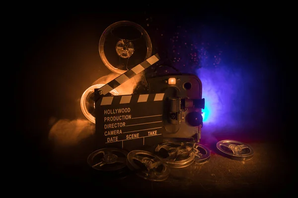 Projetor de filme vintage velho em um fundo escuro com nevoeiro e luz. Conceito de produção de filmes . — Fotografia de Stock
