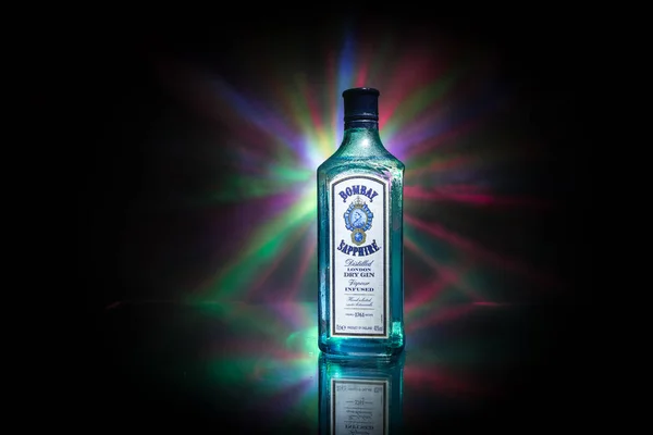 Bakü, Azerbaycan - 16 Haziran. 2019, Bombay Sapphire Şişesi, Bacardi tarafından dağıtılan bir cin markası. — Stok fotoğraf