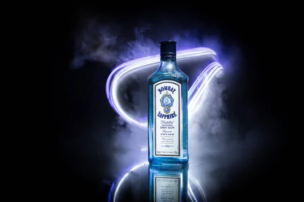 Bakou, Azerbaïdjan - 16 JUIN. 2019, Bouteille de Bombay Sapphire, une marque de gin distribuée par Bacardi . — Photo