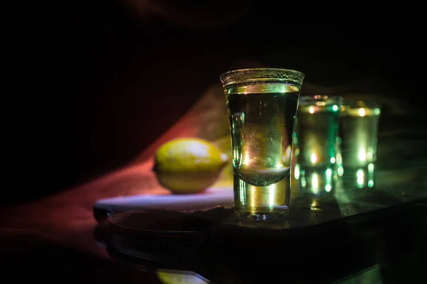 Club Drink Konzept. leckeres Alkoholgetränk Cocktail Tequila mit Limette und Salz auf lebendigem dunklem Hintergrund oder Gläser mit Tequila an der Bar — Stockfoto