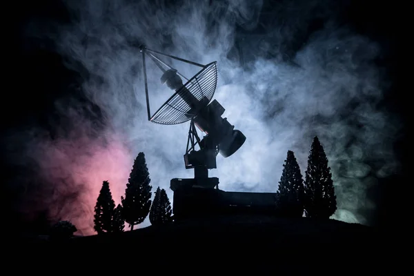 Silhuetas de antenas parabólicas ou de rádio contra o céu noturno. Observatório espacial . — Fotografia de Stock