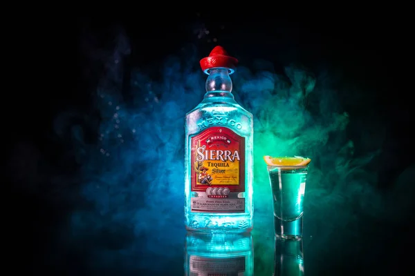 Bakoe, Azerbeidzjan-16 juni. 2019. fles Sierra Tequila, een merk van drank behorend tot het bedrijf Borco-marken-import uit Hamburg, geproduceerd in Destiler als Sierra Unidas — Stockfoto