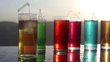 Koyu arka plan üzerinde duman ile beş kokteyl Çubuğu'nda. Sarı, yeşil ve mavi renkli gözlük.