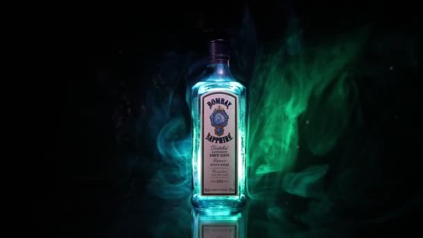 Baku Azerbaigian Giugno 2019 Bottle Bombay Sapphire Marchio Gin Distribuito — Video Stock