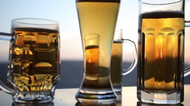 Gläser Bier Strand Bei Sonnenuntergang Kühlendes Sommergetränk Nahaufnahme Eines Bierglases — Stockvideo