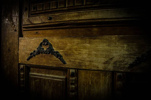 Vista da vicino della vecchia porta in legno antico all'interno camera oscura. Focus selettivo — Foto Stock