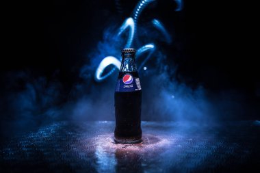 Bakü, Azerbaycan -20 Nisan 2019 : Pepsi Classic, koyu tonlu sisli arka plana karşı cam şişede. Pepsi gazlı bir meşrubattır.