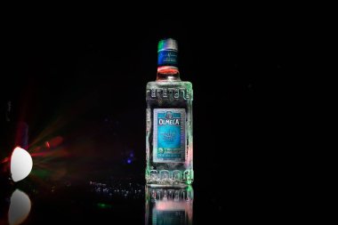 Bakü, Azerbaycan - 16 Haziran. 2019. Koyu tonda sisli arka plan üzerinde ahşap masa üzerinde Olmeca Tekila. Olmeca Tekila Jalisco, Meksika'da üretilen bir tekila.