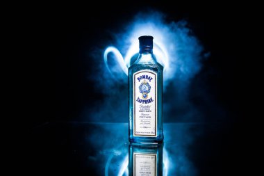 Bakü, Azerbaycan - 16 Haziran. 2019, Bombay Sapphire Şişesi, Bacardi tarafından dağıtılan bir cin markası.