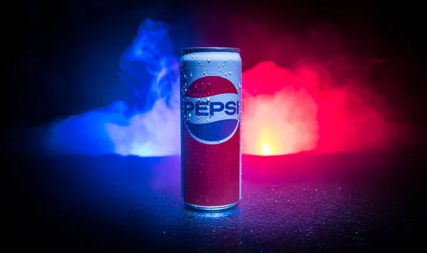 Bakü, Azerbaycan - 20 Nisan 2019 : Pepsi koyu tonlu sisli arka plana karşı olabilir. Pepsi Pepsi şirketi tarafından üretilen gazlı meşrubat — Stok fotoğraf