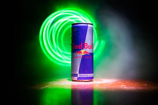 BAKU, AZERBAIJAN - 20 April 2018: Klasik Red Bull 250 ml dapat dengan latar belakang berkabut gelap. Red Bull adalah minuman berenergi yang dijual perusahaan Austria. — Stok Foto