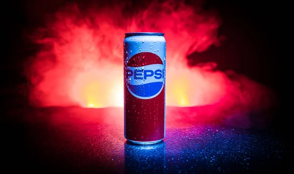 BAKU, AZERBAIJAN - 20 de ABRIL de 2019: Pepsi puede contra el fondo de niebla tonificado oscuro. Pepsi es un refresco carbonatado producido por Pepsi Company — Foto de Stock