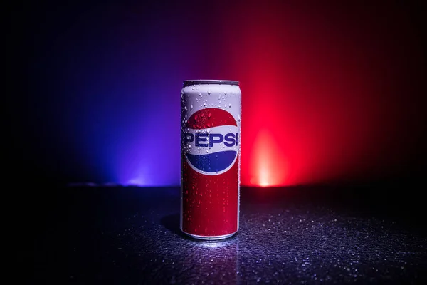 Baku, Azerbajdzjan-april 20, 2019: Pepsi can mot mörkt tonas dimmigt bakgrund. Pepsi är en kolsyrade läskedryck som produceras av Pepsi Company — Stockfoto