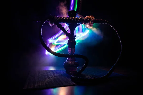 Horké uhlí na Shisha Bowl na tmavém pozadí. Stylová orientální šisha. — Stock fotografie