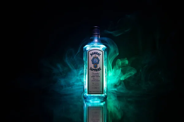 Bakü, Azerbaycan - 16 Haziran. 2019, Bombay Sapphire Şişesi, Bacardi tarafından dağıtılan bir cin markası. — Stok fotoğraf