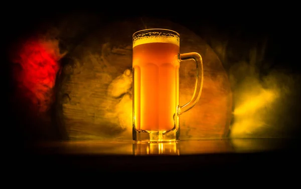 Concetto creativo. Bicchieri di birra su tavolo di legno a sfondo scuro nebbioso tonica . — Foto Stock