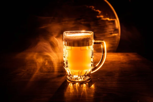 Kreativt koncept. Ölglas på träbord på mörkt tonas dimmigt bakgrund. — Stockfoto