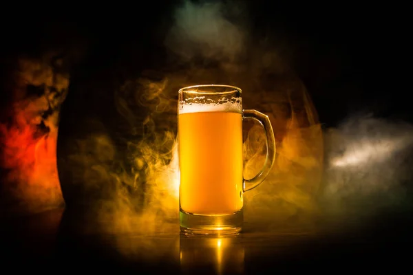 Concepto creativo. Vasos de cerveza sobre mesa de madera en fondo nebuloso tonificado oscuro . —  Fotos de Stock