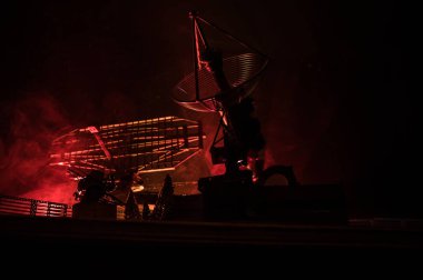 Siluetleri çanak antenler veya radyo antenleri gece gökyüzü karşı. Uzay Gözlemevi.