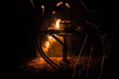 Nargile sıcak kömürler nargile kase üzerinde koyu sisli arka plan üzerinde. Şık oryantal nargile.