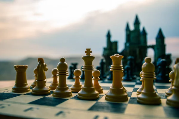 Шахова настільна гра концепція бізнес-ідеї та конкуренції. Шахові фігури на шахівниці. фон на свіжому повітрі . — стокове фото