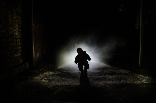 Сцена ужаса страшного детского призрака, силуэт страшной куклы на темном туманном фоне со светом
.