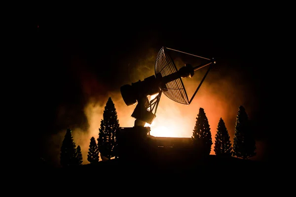 Sylwetki anten satelitarnych i anten radiowych przeciwko nocne niebo. Kosmiczne Obserwatorium. — Zdjęcie stockowe