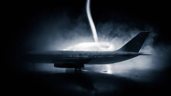 Картина прикраса. Білий пасажирський літак готовий знімаючи з аеропорту злітно-посадкової смуги. Силует літака в нічний час. — стокове фото