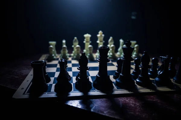 Schachbrettspiel Konzept von Geschäftsideen und Wettbewerb. Schachfiguren auf dunklem Hintergrund mit Rauch und Nebel. — Stockfoto