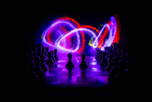 Szachy koncepcji gry planszowe pomysłów biznesowych i konkurencji. Figury szachowe na ciemnym tle z dymem i mgłą. — Zdjęcie stockowe